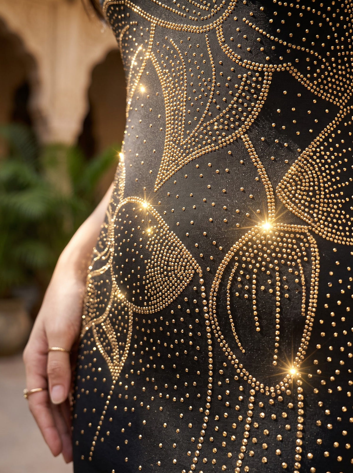 Outline Motif Column Maxi — Black